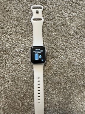 Apple White Series 5 Smartwatch with White Silicone Band